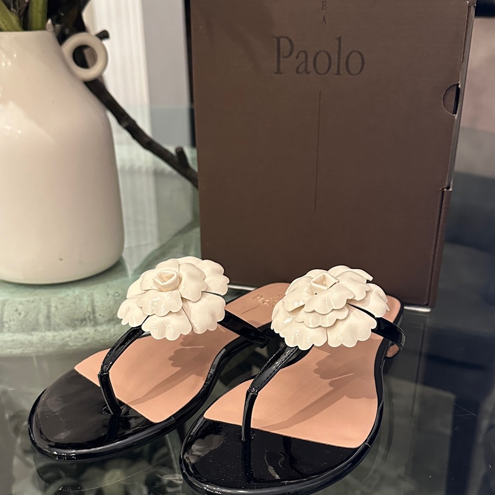 New in Box $125 Linea Paolo Black and Cream Floral Leather Sandals sz 9